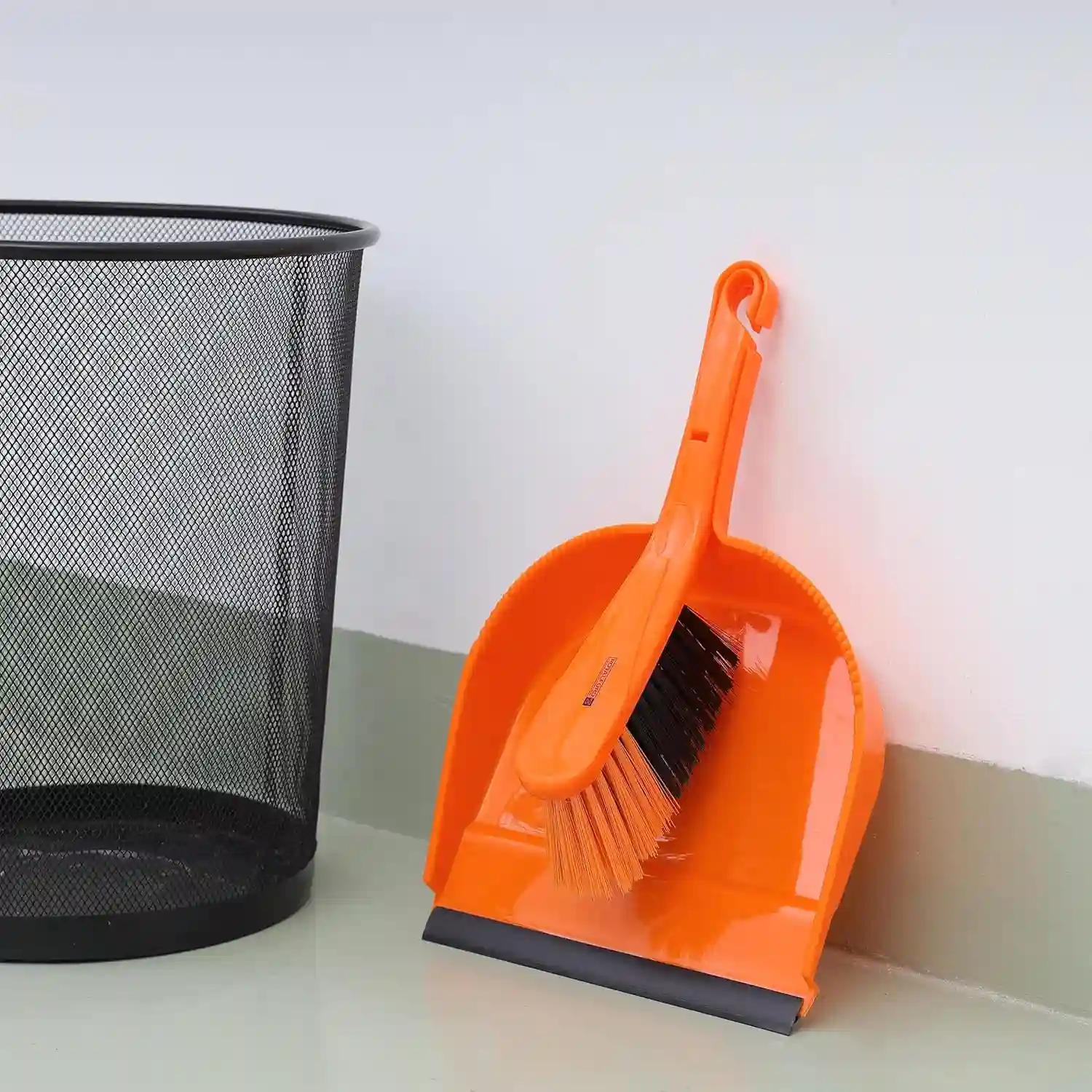 Royalford Plastic Dust Pan